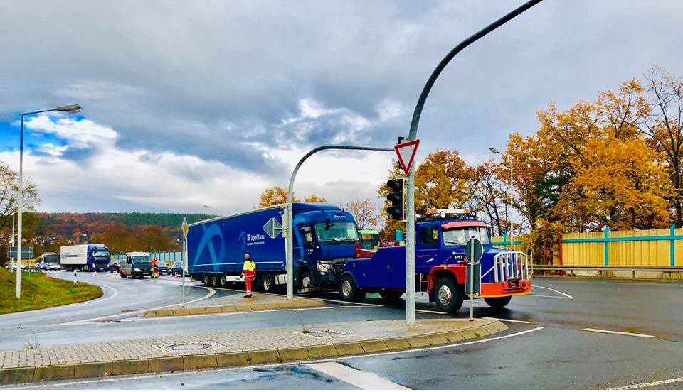Truck wird abgeschleppt